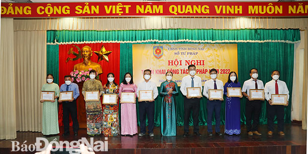 Giám đốc Sở Tư pháp Võ Thị Xuân Đào tặng giấy khen cho các cá nhân, tập thể có thành tích xuất sắc trong phong trào thi đua chuyên đề năm 2021. Ảnh: Huy Anh