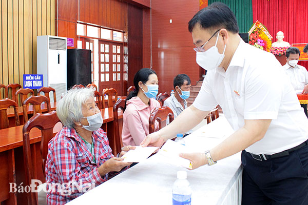 Ông Nguyễn Công Long tặng quà cho người dân có hoàn cảnh khó khăn