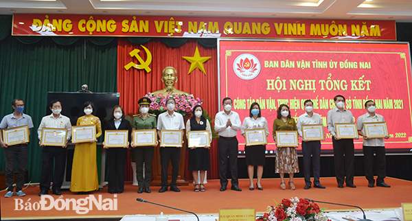 Trưởng ban Dân vận Tỉnh ủy Đào Văn Phước trao khen thưởng cho các tập thể có thành tích trong công tác dân vận năm 2021