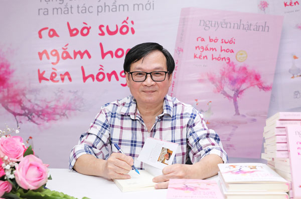 Nhà văn Nguyễn Nhật Ánh tặng chữ ký lên sách cho độc giả