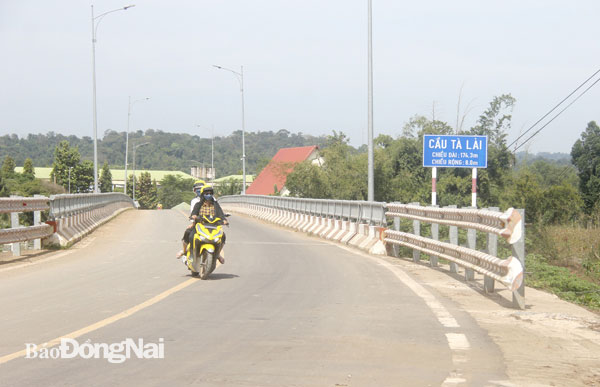 Người dân xã Tà Lài (H.Tân Phú) đi lại trên cây cầu mới kiên cố và an toàn sau nhiều năm được đưa vào sử dụng, thay thế bằng các chuyến phà cũ kỹ. Ảnh: Thanh Hải