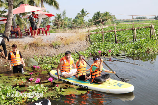 Khách du lịch trải nghiệm chèo thuyền sup tại điểm du lịch xã Phú Điền (H.Tân Phú). Ảnh: Thủy Mộc