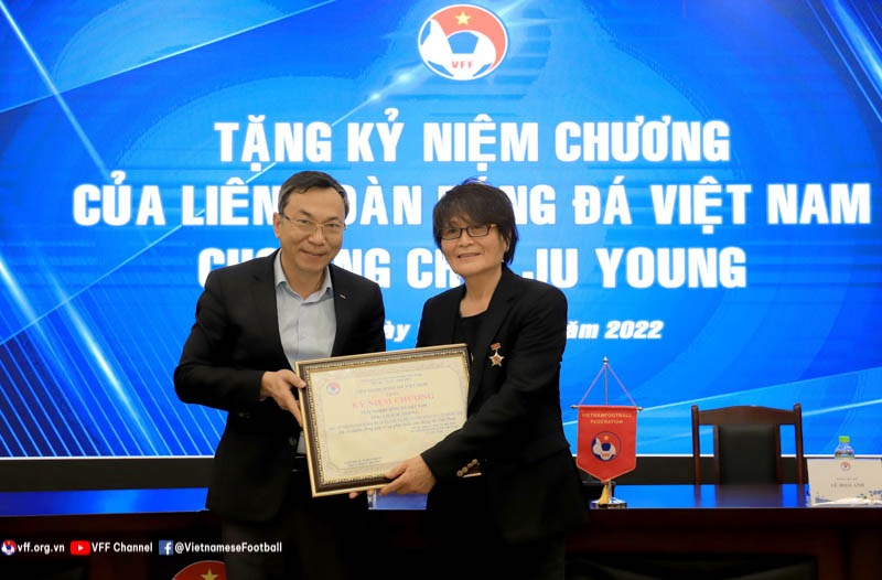 Quyền Chủ tịch LĐBĐVN Trần Quốc Tuấn tặng Kỷ niên chương của LĐBĐVN cho bác sỹ Choi Ju-young. Ảnh: VFF