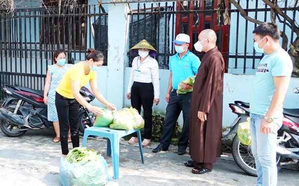 Chị Vũ Thị Thanh, Trưởng ban Công tác Mặt trận KP.4 (P.Trảng Dài, TP.Biên Hòa) tặng quà cho người dân khó khăn trong dịch bệnh