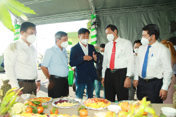 Lãnh đạo tỉnh tham quan, tìm hiểu về các sản phẩm nông sản xuất khẩu tại Công ty CP Công nghệ thực phẩm Lương Gia, một trong những doanh nghiệp xuất khẩu nông sản lớn ở Đồng Nai