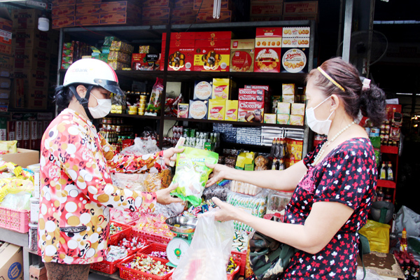 Người dân chọn mua các loại bánh kẹo tết tại chợ Tân Hiệp (TP.Biên Hòa). Ảnh: H.Hải