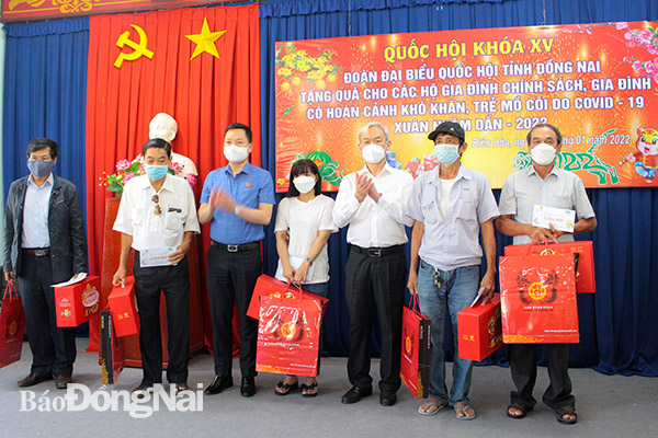 Đại biểu Nguyễn Phú Cường và đại biểu Trịnh Xuân An trao quà cho người dân