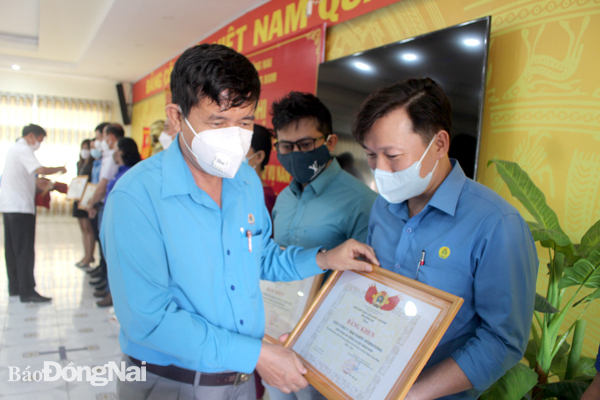 Anh Nguyễn Quốc Phong, Chủ tịch Công ty TNHH Starite International Việt Nam (H.Trảng Bom) được Công đoàn cấp trên tặng bằng khen vì có nhiều thành tích trong hoạt động Công đoàn năm 2021. Ảnh: T.My