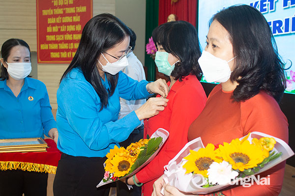 Phó chủ tịch Liên đoàn Lao động tỉnh Bùi Thị Nhàn trao Kỷ niệm chương vì sự nghiệp tổ chức Công đoàn cho các cá nhân tại Hội nghị. Ảnh: Nguyễn Hòa
