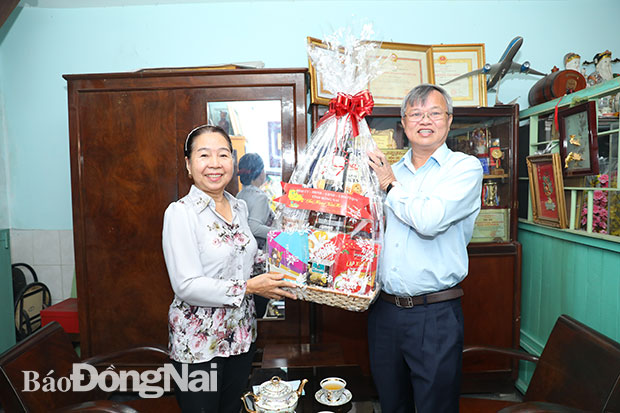 Chủ tịch UBND tỉnh Cao Tiến Dũng tặng quà cho đồng chí Nguyễn Thị Kim Liên, nguyên Chủ tịch Ủy ban MTTQ tỉnh. Ảnh: Huy Anh