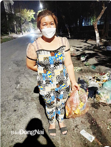 Bà Nguyễn Thị Như Ý  bị bắt quả tang đổ trộm rác thải sinh hoạt tại phường Hóa An