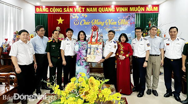 Đồng chí Đặng Minh Nguyệt, Ủy viên Ban TVTU, Trưởng ban Tổ chức Tỉnh ủy tặng quà của Tỉnh ủy - HĐND - UBND và Ủy ban MTTQ Việt Nam tỉnh cho Cán bộ, chiến sĩ Vùng 2 Hải quân