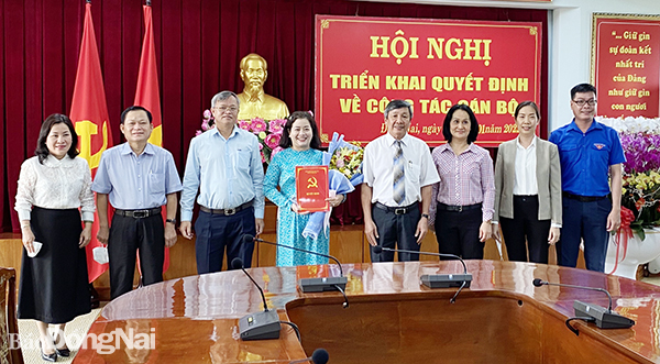 Thường trực Tỉnh ủy và lãnh đạo các đơn vị liên quan chúc mừng đồng chí Nguyễn Thanh Hiền nhận nhiệm vụ công tác mới