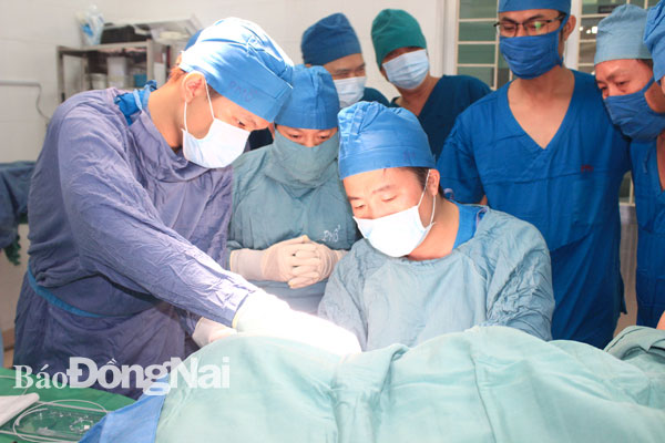 Một ca phẫu thuật chuyển giao kỹ thuật tại Bệnh viện Nhi đồng Đồng Nai. Ảnh: H.Dung