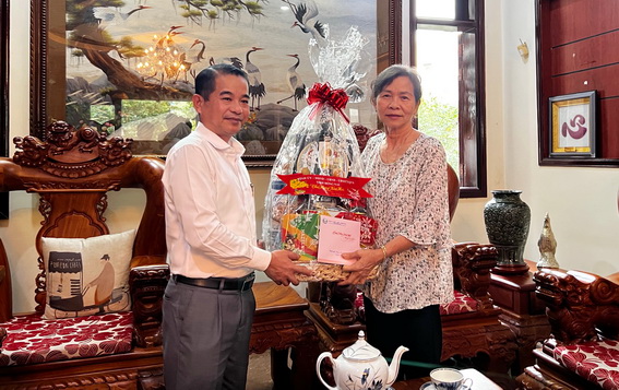 Đồng chí Thái Bảo tặng quà đồng chí Lê Thị Thu Ba hiện nghỉ hưu tại P.Bửu Long (TP.Biên Hoà)