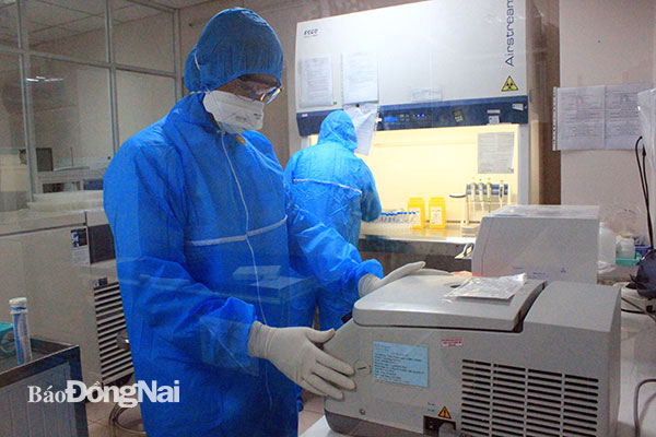 Nhân viên y tế thực hiện xét nghiệm SARS-CoV-2 tại Bệnh viện Đa khoa Đồng Nai. Ảnh: Hạnh Dung