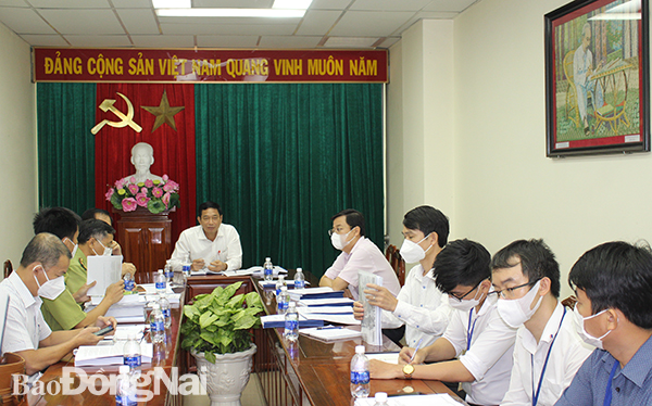 Phó chủ tịch UBND tỉnh Võ Văn Phi chủ trì cuộc họp
