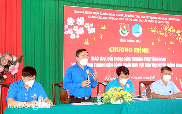 Anh Nguyễn Minh Kiên, Phó bí thư Tỉnh đoàn trao đổi với thanh niên công nhân tại chương trình giao lưu, đối thoại. Ảnh: Nga Sơn