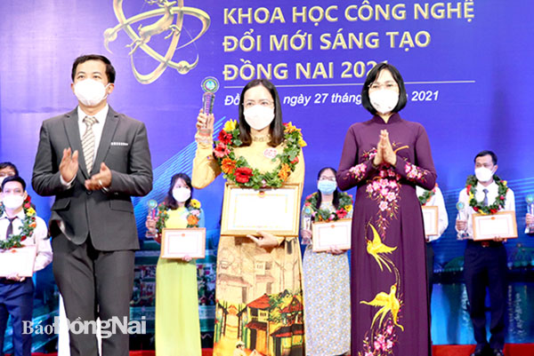 Cô Nguyễn Thị Thu Linh nhận giải ba chương trình Phát huy sáng kiến, sáng tạo trong lao động và học tập năm 2021. Ảnh: Hải Yến