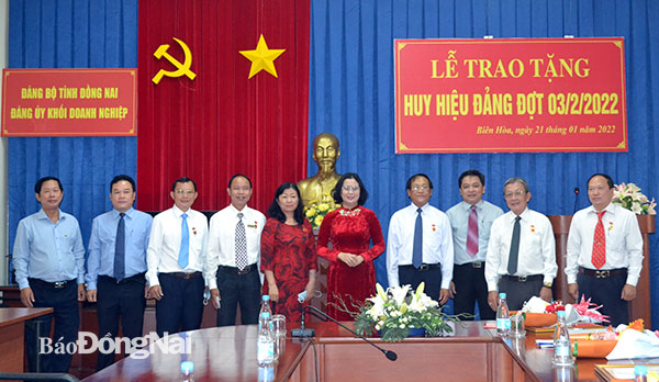 Ban thường vụ Đảng ủy Khối doanh nghiệp tỉnh và các đảng viên được nhận Huy hiệu Đảng đợt 3-2-2022