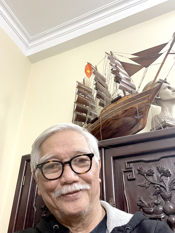 Nhà sử học Dương Trung Quốc tự chụp ảnh có mô hình con thuyền bằng gỗ là sản phẩm thủ công của một cử tri H.Thống Nhất tặng cách đây 20 năm