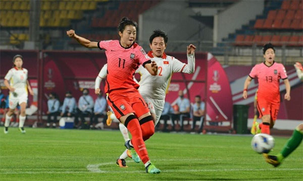 Tuyển nữ Việt Nam (áo trắng) đã có một trận đấu quả cảm trước Hàn Quốc
