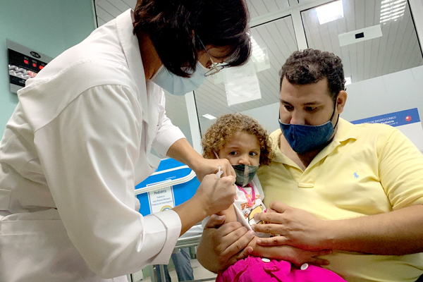 Tiêm vaccine phòng Covid-19 cho trẻ em tại La Habana, Cuba ngày 24-8-2021 Ảnh: AFP/TTXVN