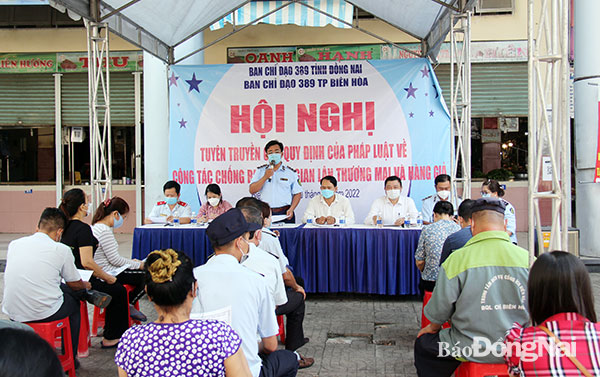 Đợt tuyên truyền các quy định của pháp luật về công tác chống buôn lậu, gian lận thương mại và hàng giả được tổ chức tại chợ Biên Hòa vào ngày 20-1. (Ảnh: Hải Quân) 