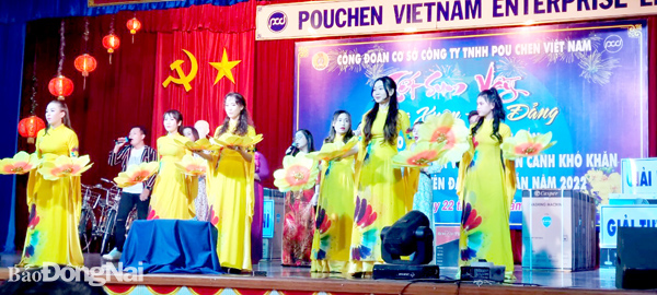 Một tiết mục văn nghệ của Công nhân Công ty TNHH Pouchen Việt Nam trong chương trình Tết sum vầy