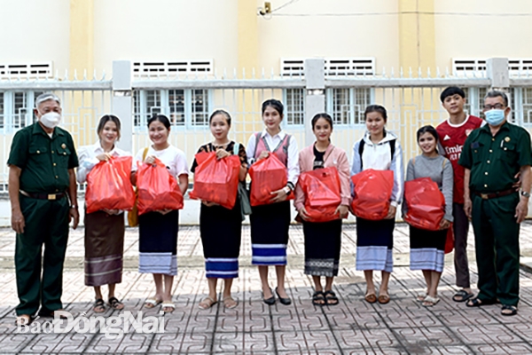 Đại diện Ban chấp hành Hội Hữu nghị Việt Nam - Lào tỉnh Đồng Nai thăm hỏi, tặng quà Tết cho các sinh viên Lào đang học tập tại Trường đại học Đồng Nai