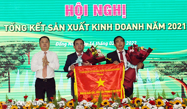 Tổng công ty Cao su Đồng Nai nhận cờ thi đua xuất sắc của Ủy ban quản lý vốn Nhà nước