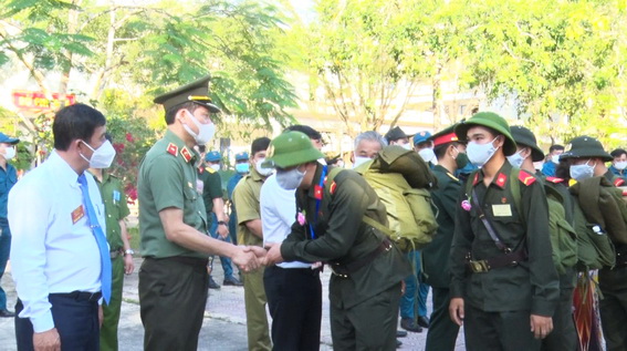 Thiếu tướng Vũ Hồng Văn động viên thanh niên nhập ngũ năm 2022 H.Nhơn Trạch