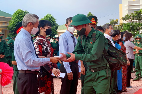 Bí thư Huyện ủy Tân Phú Nguyễn Trung Thành tặng hoa, động viên thanh niên nhập ngũ