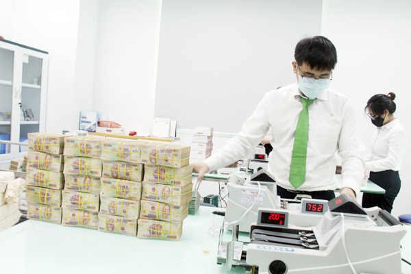 Hoạt động kiểm đếm tiền mặt tại một chi nhánh ngân hàng thương mại ở TP.Biên Hòa