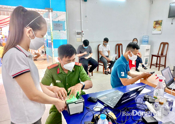 Sắp tới, danh tính điện tử của công dân Việt Nam cũng bao gồm các thông tin trong căn cước công dân Trong ảnh: Công an TP.Biên Hòa làm thủ tục thu nhận thông tin làm căn cước công dân cho người dân. Ảnh: Minh Thành