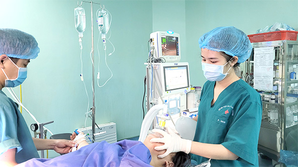 Kỹ thuật viên gây mê - hồi sức của Bệnh viện Đa khoa khu vực Long Khánh cho bệnh nhân thở oxy và đặt ống nội khí quản trong gây mê nội khí quản. Ảnh: B.Nhàn