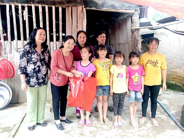 Bà Huỳnh Thị Nghĩa, Chánh văn phòng Hội Khuyến học tỉnh(bìa trái) cùng nhà hảo tâm đi thăm và tặng quà cho trẻ em nghèo ở xã Đắc Lua (H.Tân Phú)