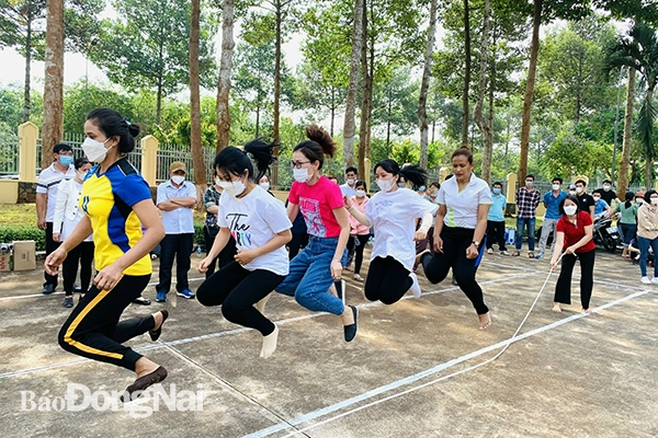 Cán bộ, hội viên phụ nữ H.Thống Nhất tham gia trò chơi nhảy dây (Hội LHPN H.Thống Nhất cung cấp)