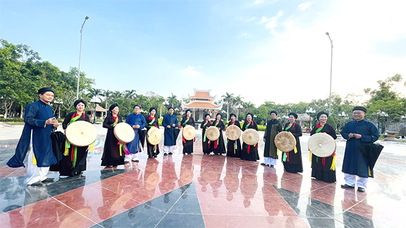 Cô Nguyễn Thị Ngọc Hà (thứ hai từ trái qua)  cùng các thành viên trong CLB Dân ca quan họ Về miền Kinh Bắc, H.Trảng Bom biểu diễn tại công viên văn hóa Hùng Vương