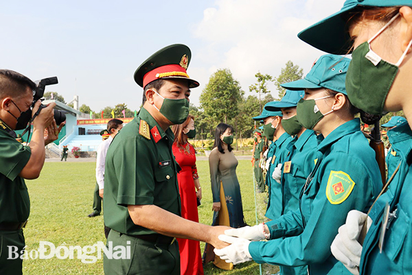 Đại tá Vũ Văn Điền động viên nữ DQTV tham gia duyệt đội ngũ trong lễ ra quân huấn luyện