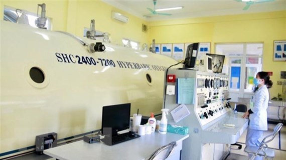 Hyperbaric oxygen therapy for post-COVID-19 patients. (Photo: VNA)