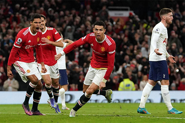 Cristiano Ronaldo lập hat-trick giúp MU đánh bài Tottenham 3-2