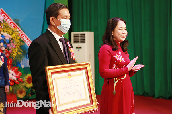  Phó chủ tịch nước Võ Thị Ánh Xuân trao Huân chương Lao động hạng nhì cho đồng chí Phạm Văn Ru, nguyên Trưởng ban Tổ chức Tỉnh ủy