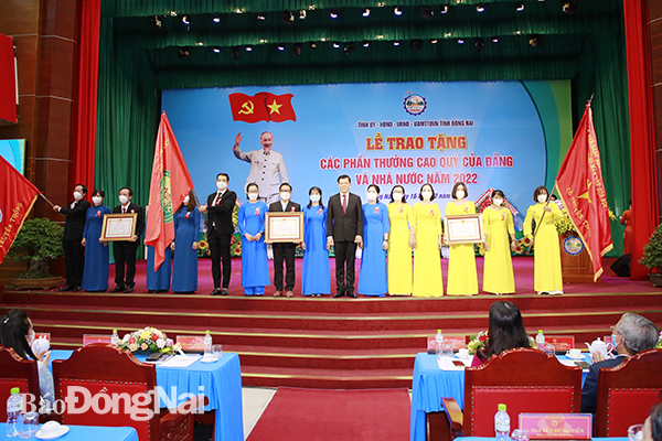 Ủy viên Trung ương Đảng, Bí thư Tỉnh ủy Nguyễn Hồng Lĩnh trao Huân chương Lao động hạng ba cho các tạp thể