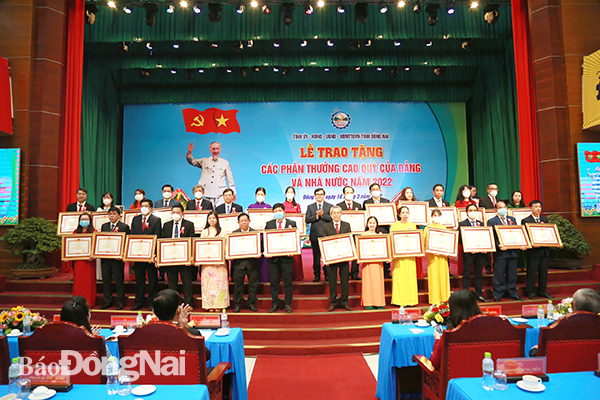  Phó chủ tịch UBND tỉnh Nguyễn Sơn Hùng trao bằng khen của Thủ tướng Chính phủ cho các cá nhân