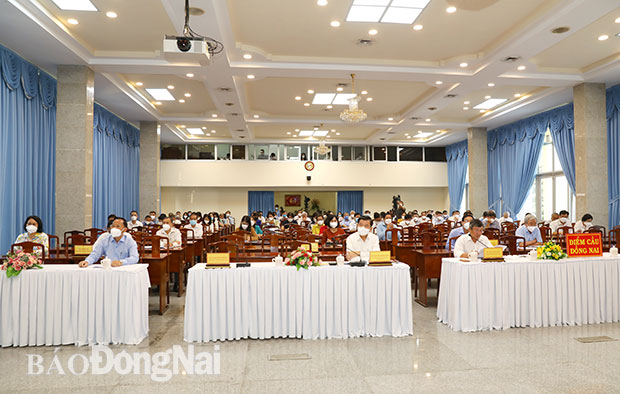 Đồng chí Nguyễn Hồng Lĩnh, Bí thư Tỉnh ủy cùng các đại biểu tham dự hội nghị tại điểm cầu trung tâm