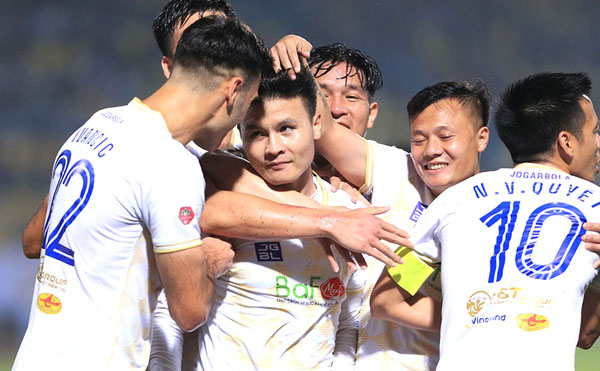 Quang Hải trong vòng tay đồng đội Hà Nội sau bàn thắng đầu tiên của anh tại V.League 2022