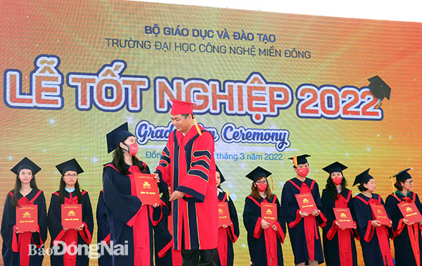 PGS-TS Phạm Văn Song, Hiệu trưởng Trường đại học Công nghệ Miền Đông trao bằng tốt nghiệp cho tân dược sĩ