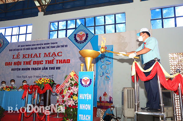 Đồng chí Nguyễn Hữu Nghị, Phó bí thư thường trực Huyện ủy Nhơn Trạch châm ngọn đuốc truyền thống khai mạc Đại hội TDTT huyện lần VII.