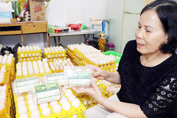 Trứng gà thảo mộc đạt hàng chuẩn  OCOP 3 sao của H.Định Quán đang tiêu thụ tốt trong hệ thống siêu thị trong và ngoài tỉnh. Ảnh: B.Nguyên